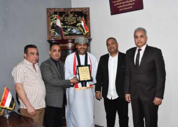 “بطاح” يسلم درع الاتحاد الدولي للشعراء العرب للمخرج العُمانى عمار آل إبراهيم