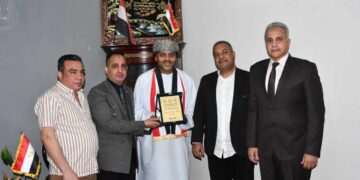 “بطاح” يسلم درع الاتحاد الدولي للشعراء العرب للمخرج العُمانى عمار آل إبراهيم