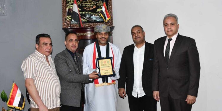 “بطاح” يسلم درع الاتحاد الدولي للشعراء العرب للمخرج العُمانى عمار آل إبراهيم