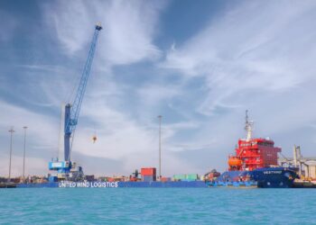 “موانئ دبي العالمية” تتسلم رافعة متنقلة جديدة في ميناء السخنة