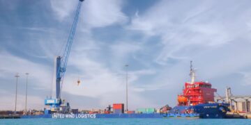 “موانئ دبي العالمية” تتسلم رافعة متنقلة جديدة في ميناء السخنة