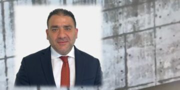 تكريم مدير بنك مصر فرع الإمارات بعد انقاذ عائلة من الغرق