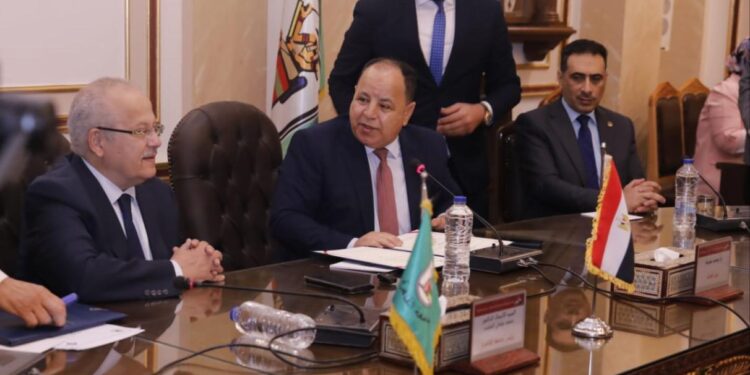 بروتوكول تعاون بين «التأمين الصحي الشامل» وكلية الاقتصاد والعلوم السياسية