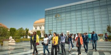 شباب الدبلوماسيين الدارسين بجامعة “سنجور” يزورون العاصمة الإدارية للتنمية العمرانية