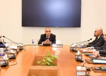 وزير الخارجية يجتمع بقيادات وأعضاء قطاع الشئون القنصلية