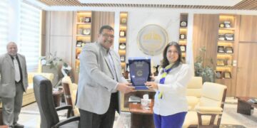 رئيس جامعة مدينة السادات تتسلم درع مؤتمر كلية التجارة