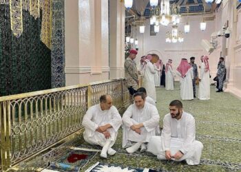علاء وجمال مبارك يؤديان مناسك العمرة