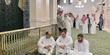 علاء وجمال مبارك يؤديان مناسك العمرة