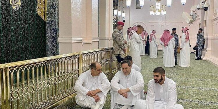 علاء وجمال مبارك يؤديان مناسك العمرة