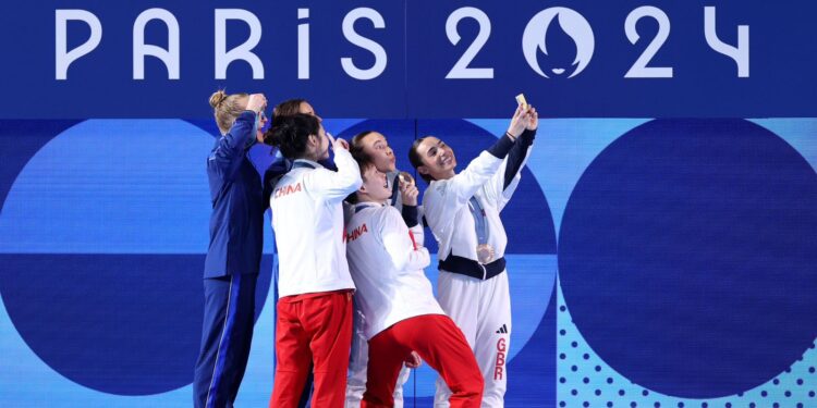 ابطال أولمبياد باريس يخلّدون لحظات النصر باستخدام Galaxy Z Flip6