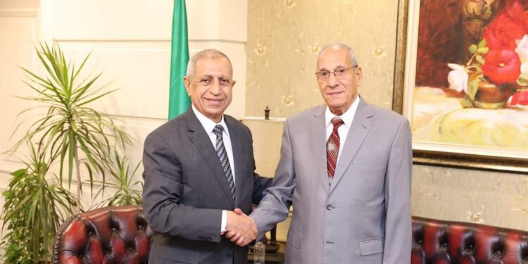 رئيس الأكاديمية العربية يستقبل الربان صلاح صالح