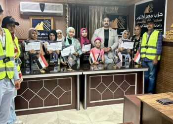 “مصر أكتوبر” يكرم أوائل الثانوية والإعدادية بالجيزة