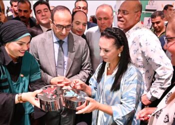 “مرسي” تتفقد جناحي بنك ناصر وصندوق عطاء في معرض تنمية الأسرة بالعلمين