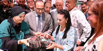 “مرسي” تتفقد جناحي بنك ناصر وصندوق عطاء في معرض تنمية الأسرة بالعلمين