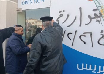 غلق وتشميع 17 محلاً تجارياً بالشيخ زايد