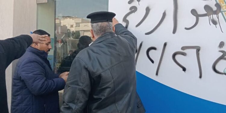 غلق وتشميع 17 محلاً تجارياً بالشيخ زايد