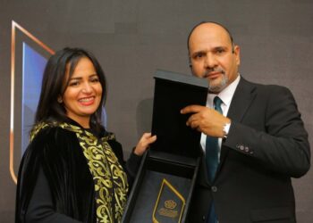 تكريم هنا طه بجائزة ” أثر” تقديرًا لجهودها في التنمية المستدامة ودعم و تمكين المرأة