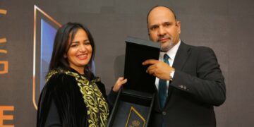 تكريم هنا طه بجائزة ” أثر” تقديرًا لجهودها في التنمية المستدامة ودعم و تمكين المرأة