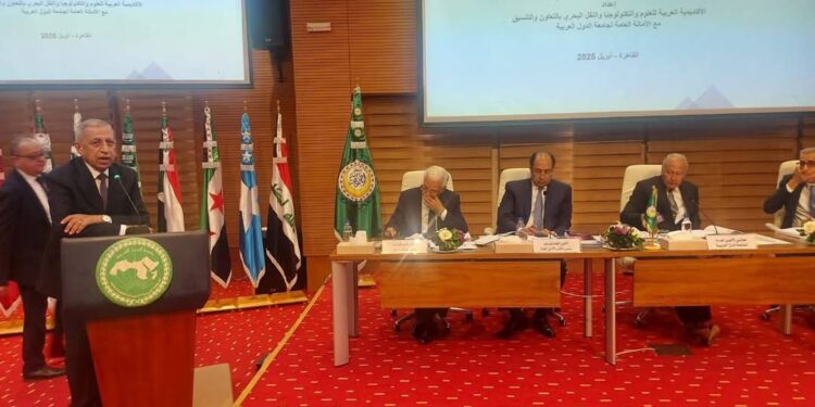 “عبدالغفار” يضع خارطة طريق الذكاء الاصطناعي أمام قمة تونس للعمل العربي