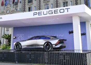 بيجو والسينما الفرنسية.. التزام استراتيجي