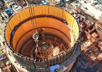 تركيب المستوى الثالث من وعاء الاحتواء الداخلي للمفاعل الثاني بمحطة الضبعة النووية