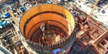 تركيب المستوى الثالث من وعاء الاحتواء الداخلي للمفاعل الثاني بمحطة الضبعة النووية