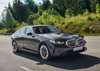 جلوبال أوتو للسيارات تقدم BMW 520i Luxury الجديدة ذات المحرك ١.٦ لتر رباعي الاسطوانات