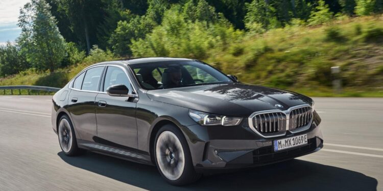 جلوبال أوتو للسيارات تقدم BMW 520i Luxury الجديدة ذات المحرك ١.٦ لتر رباعي الاسطوانات
