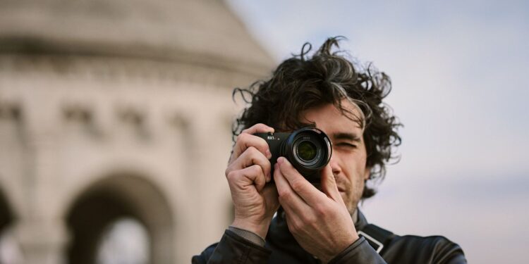 سوني تطلق الجيل الثالث من كاميرا آر إكس 1 آر خفيفة الوزن بمستشعر صور بالإطار الكامل