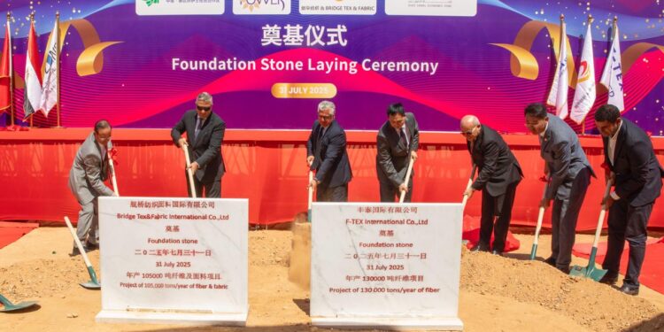 وضع حجر الأساس لمشروعين صينيين جديدين في قطاع المنسوجات بمنطقة السخنة الصناعية