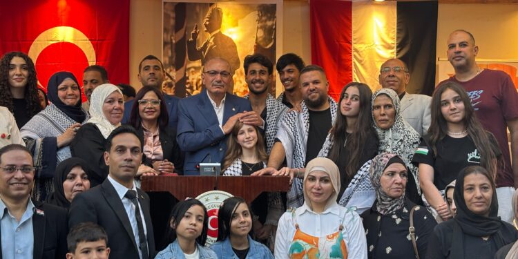السفارة التركية في القاهرة تستضيف عائلات فلسطينية ومصرية في مقر إقامه السفير