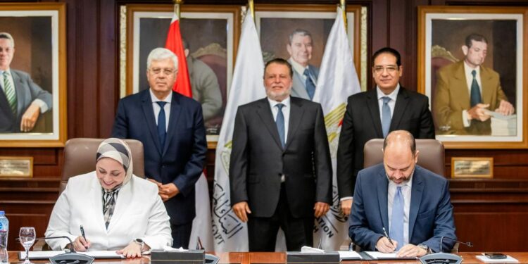 اتفاقيتي شراكة بين المعهد المصرفي وجامعتي القاهرة وسوهاج