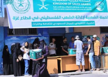 مركز سلمان للإغاثة يقوم بتوزيع حزم مساعدات غذائية على الأسر الفلسطينية داخل غزة