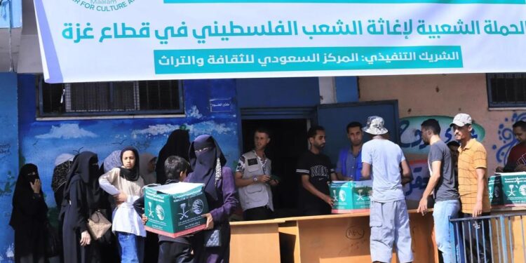 مركز سلمان للإغاثة يقوم بتوزيع حزم مساعدات غذائية على الأسر الفلسطينية داخل غزة