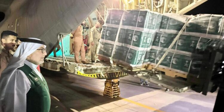 مطار العريش يستقبل الطائرة السعودية رقم 60 لإغاثة الشعب الفلسطيني