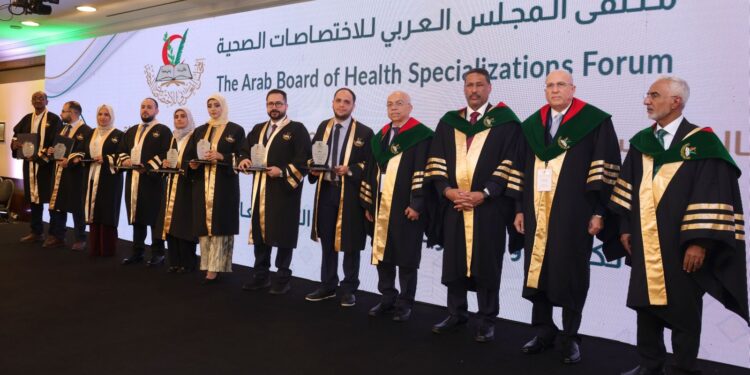 “العربي للاختصاصات الصحية” بعمان يحتفي بتخريج دفعة جديدة من الأطباء والممرضين