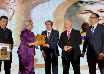 تكريم جوميا وعبد اللطيف علما في احتفالية مرور 100 عام على تأسيس «روز اليوسف»