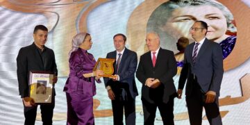 تكريم جوميا وعبد اللطيف علما في احتفالية مرور 100 عام على تأسيس «روز اليوسف»