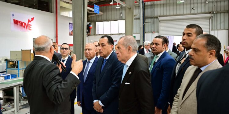 مدبولي يفتتح مصنع تصنيع فلاتر المركبات والفلاتر الصناعية بالعاشر من رمضان