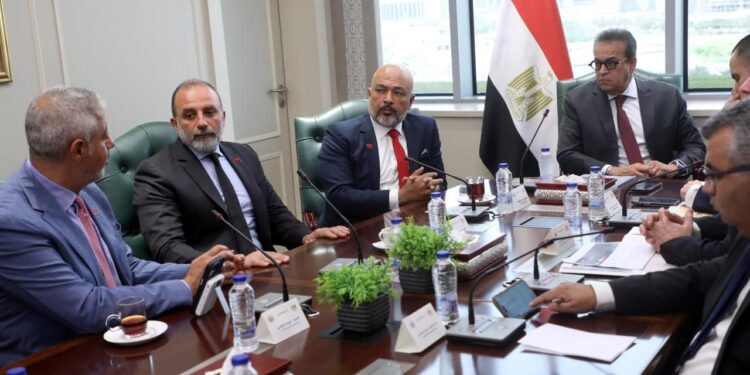 “إي آند مصر” تبحث سبل تعزيز شراكتها مع الحكومة لتسريع التحول الرقمي في القطاع الصحي