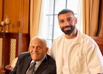 لقاء تاريخي يجمع بين البروفسير مجدي يعقوب والنجم محمد صلاح