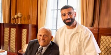 لقاء تاريخي يجمع بين البروفسير مجدي يعقوب والنجم محمد صلاح