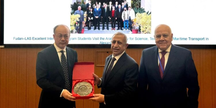 المنتدى العربي الصيني يكرم رئيس «الأكاديمية العربية» لدوره في إنجاح دورته السابقة