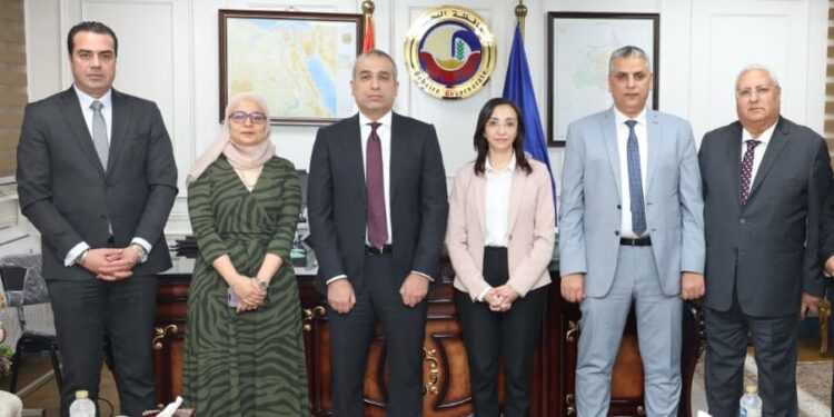 رئيس “الزراعي المصري” يستعرض مع محافظ البحيرة برامج تمويل صغار المزارعين