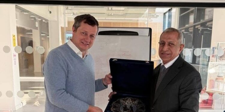 رئيس الأكاديمية العربية يبحث تعزيز التعاون مع جامعة كوفنتري البريطانية ​