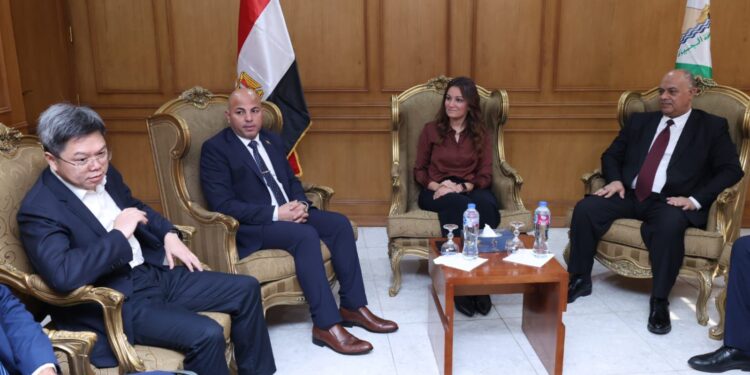 وفد صيني يلتقي نائب محافظ الجيزة ومنظومة OMC لبحث فرص التعاون
