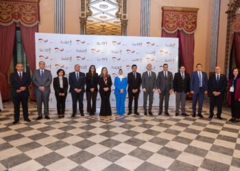 جلسة حوارية حول تنمية القدرات الرقمية للعاملين بالدولة