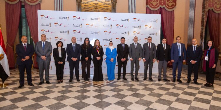 جلسة حوارية حول تنمية القدرات الرقمية للعاملين بالدولة