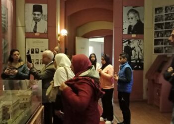 جولات متحفية لمجموعة من الفنانين والمبدعين