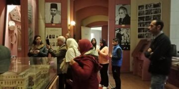 جولات متحفية لمجموعة من الفنانين والمبدعين